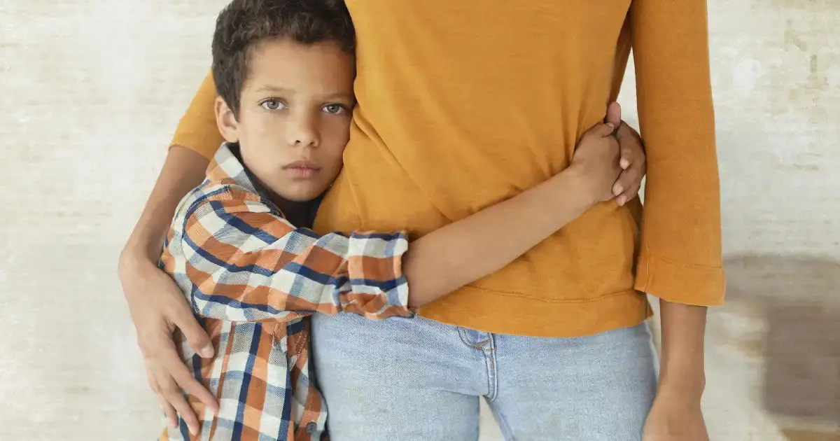 {"en-us":"Child hugging their mother around the waist"}